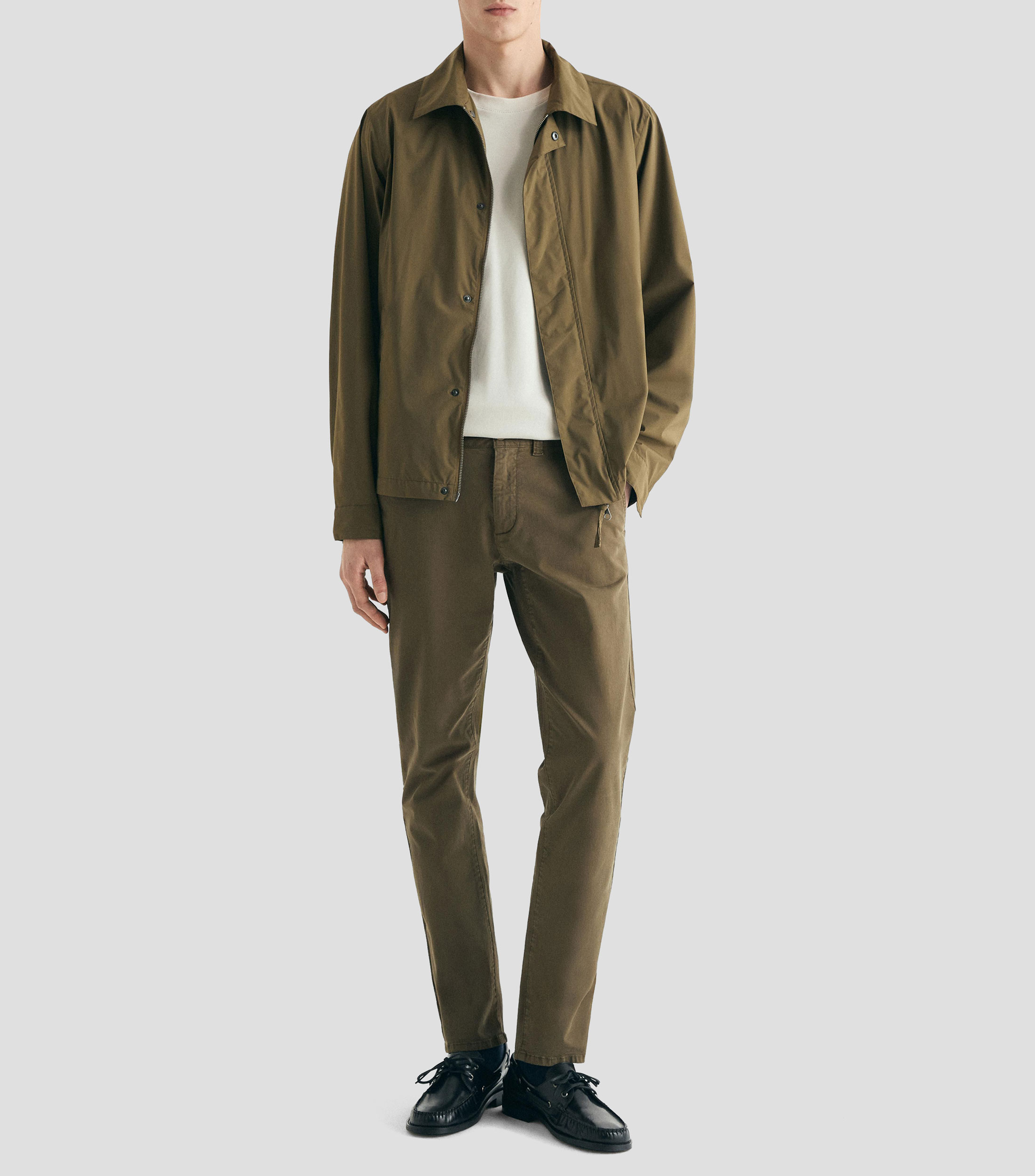 Pantalón casual tipo chino Hombre
